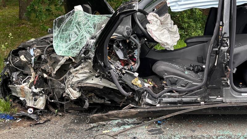 Vier Fahrzeuge kollidieren auf L124 bei Harsefeld – Hubschraubereinsatz Auf der L124 war zwischen Stade und Harsefeld ein Mercedes in den Gegenverkehr geraten.