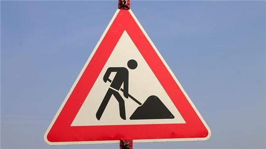 Auf der Landesstraße 111 wird der Asphalt erneuert.