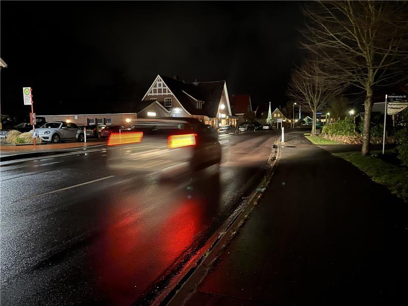 Auf der Landesstraße 140 soll im Bereich der Ortsdurchfahrt Hollern (Hollernstraße) nachts die zulässige Höchstgeschwindigkeit auf 30 km/h herabgesetzt werden. Foto: Vasel