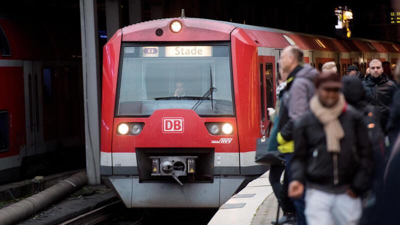 Auf der Linie S3 ist für Freitag ein Pendelbetrieb angekündigt.