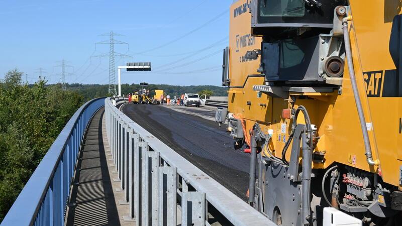 Sanierung der A26: Fahrbahn wird länger gesperrt Auf der Lühe-Brücke wurde die Asphaltschicht der A26 aufgrund von Rissen bereits im September 2023 erneuert. Foto: Vasel