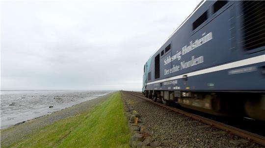Auf der Marschbahn-Strecke nach Sylt gibt es trotz zahlreicher Maßnahmen der Bahn seit Jahren gravierende Probleme. (Archivbild)