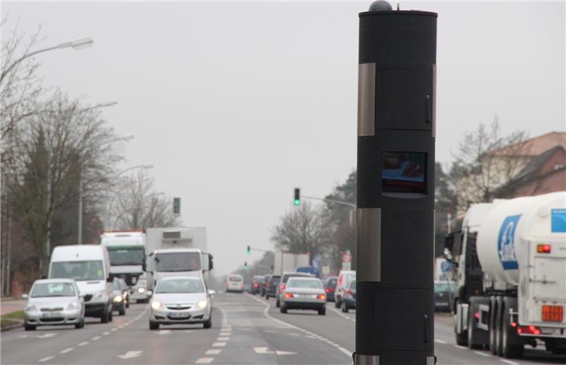 Auf der Mittelinsel der vierspurigen Ortsdurchfahrt der B 73 in Neu Wulmstorf steht der neue Blitzer. Ab April wird er scharf geschaltet. Foto Michaelis