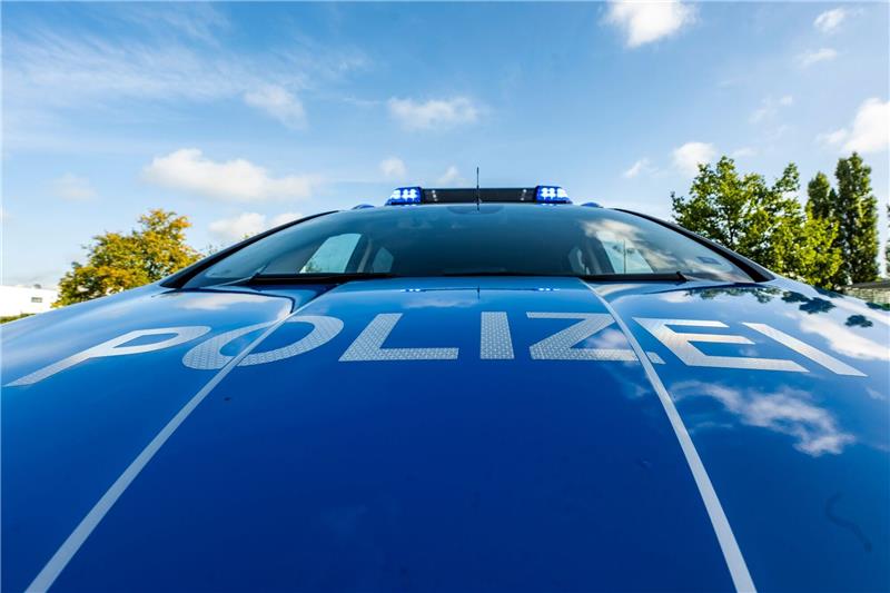 Betrunken und ohne Führerschein unterwegs Auf der Motorhaube eines Streifenwagens steht der Schriftzug «Polizei».