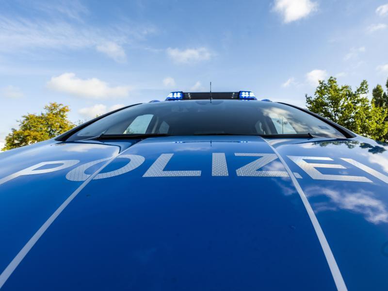 Auf der Motorhaube eines Streifenwagens steht der Schriftzug «Polizei». Foto: David Inderlied/dpa/Illustration