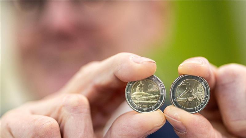 Auf der Münze zu sehen sind das Klimahaus und zwei Möwen am Himmel, dazu der Schriftzug Bremen und die Jahreszahl 2026. 