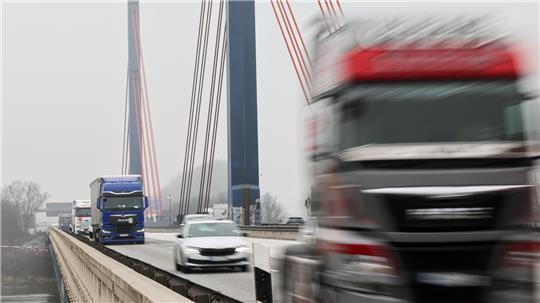 Auf der Norderelbbrücke gilt eine neue Verkehrsführung, die das marode Bauwerk schonen soll.
