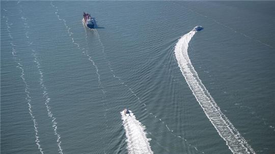 Auf der Nordsee ist viel Schiffsverkehr unterwegs. (Symbolbild)