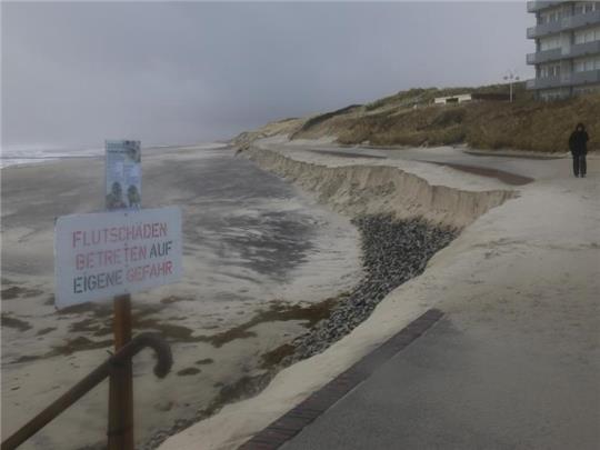 Auf der Nordseeinsel Wangerooge hat «Zeynep» etwa 90 Prozent des Badestrandes abgetragen. Foto: Peter Kuchenbuch-Hanken/dpa