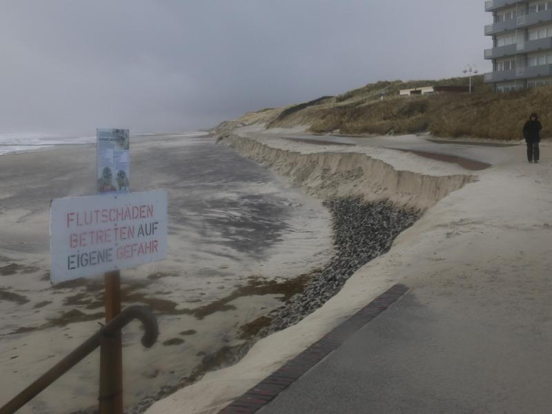 Auf der Nordseeinsel Wangerooge hat «Zeynep» etwa 90 Prozent des Badestrandes abgetragen. Foto: Peter Kuchenbuch-Hanken/dpa