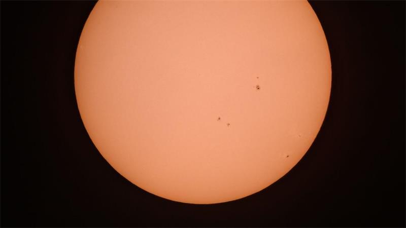 Auf der Oberfläche der Sonne sind mehrere markante Sonnenflecken zu sehen (Aufnahme mit einem speziellen Sonnenschutzfilter).