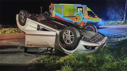 Auf der Ortsumgehung in Bad Bederkesa im Landkreis Stade landete ein Ford auf dem Dach.