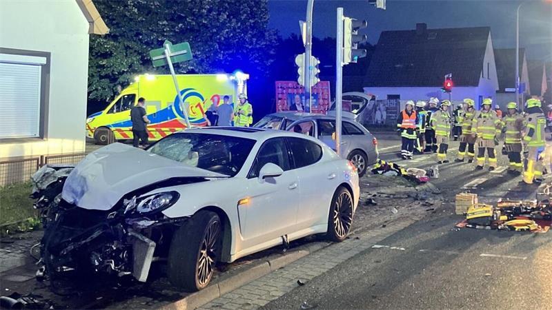 Auf der Papenstraße kollidieren der Porsche (im Bildvordergrund) und der Audi (im Bildhintergrund mit geöffneter Kofferraumklappe). Für die Beifahrerin im Audi kommt jede Hilfe zu spät.