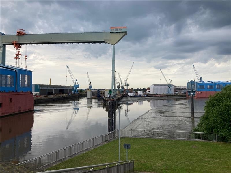 Auf der Pella Sietas-Werft in Neuenfelde sieht es trostlos aus: Kein Schiffbauer im Schwimmdock ist zu sehen, lediglich die Schlickberge im Werfthafen und in der Este wachsen. Foto: Vasel