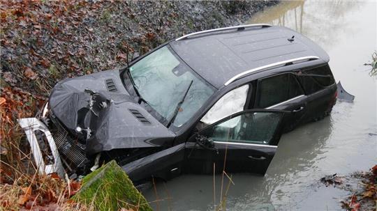 Auf der Probefahrt kommt der Fahrer mit dem Kundenfahrzeug ins Schleudern. Das Fahrzeug landet im wasserführenden, tiefen Graben.
