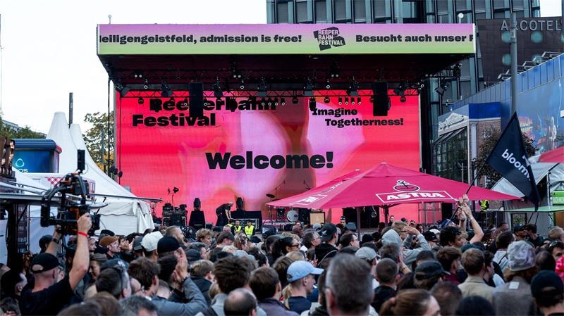 Auf der Reeperbahn konnten die Menschen auch ohne Ticket zahlreiche Konzerte erleben.