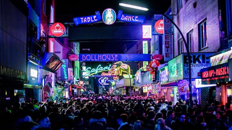 Auf der Reeperbahn sind drei junge Männer von vier anderen Männern homophob beleidigt und getreten worden.