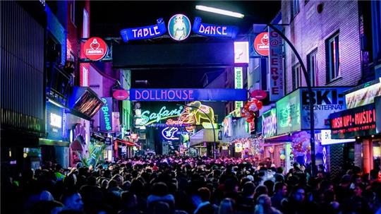 Auf der Reeperbahn sind drei junge Männer von vier anderen Männern homophob beleidigt und getreten worden.