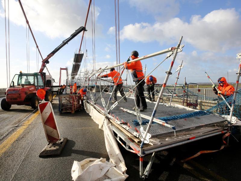 Auf der Rheinbrücke bei Emmerich sind Gerüstteile auf die Fahrbahn gedrückt worden. Die Brücke musste gesperrt werden. Foto: Roland Weihrauch/dpa