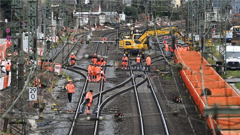 Auf der Riedbahn zwischen Frankfurt und Mannheim wurde bereits gebaut - viele weitere Generalsanierungen werden sich dagegen deutlich verzögern. (Archivbild)