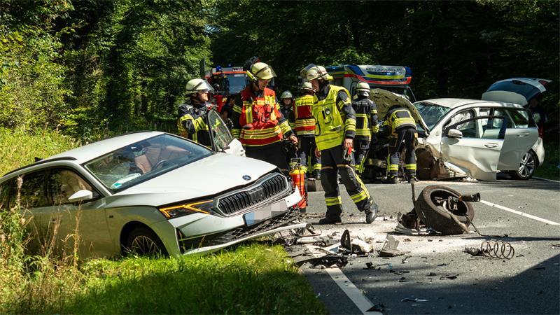Auf der Rosengartenstraße (K52) im Landkreis Harburg sind zwei Autos zusammengestoßen.