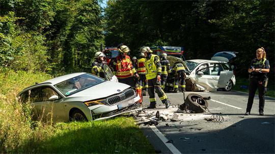 Auf der Rosengartenstraße (K52) im Landkreis Harburg waren ein Skoda und ein Mercedes zusammengestoßen.