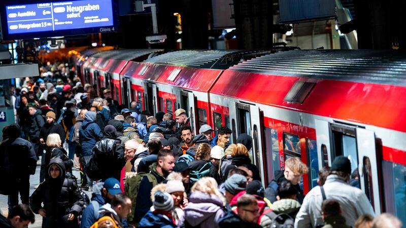 S-Bahnen erst Freitag im Normalbetrieb – Weitere Drohung Auf der S-Bahnlinie 3 wurde es während des Warnstreiks in den Zügen sehr voll.
