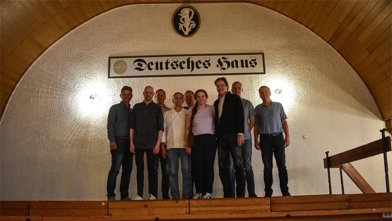 Duo beerbt Duo: Wer ab wann neuer Pächter im Deutschen Haus ist Auf der Saalbühne im Deutschen Haus in Mulsum: Stefan Allers (Vorstand Genossenschaft), Nils Schatz (Sohn des alten Pächters), Ole Christiansen (Vorstand Genossenschaft), Norbert Schatz (aktueller Pächter), Christian Zimmering (Aufsichtsrat Genossenschaft), Angelika und Stefan Augst (neue Pächter), Mark Alpers (Aufsichtsrat Genossenschaft) und Ralf Steffens (Vorstand der Genossenschaft).