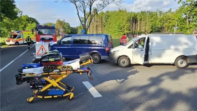 Auf der Sittenser Straße sind bei einem Unfall zwei Menschen verletzt worden.