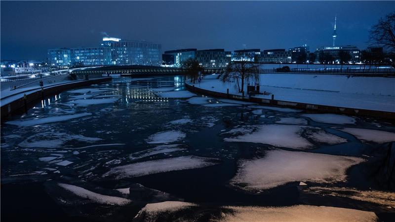 Auf der Spree in BErlin schwimmen verschneite Eisschollen.