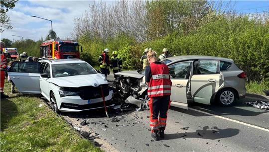 Auf der Stader Straße in Buxtehude ist ein Autofahrer mit seinem Ford in den Gegenverkehr geraten.