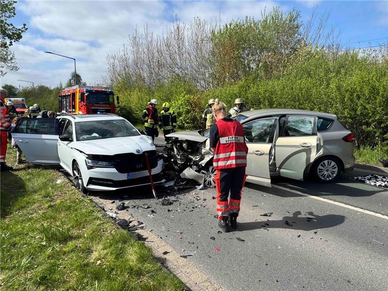 Auf der Stader Straße in Buxtehude ist ein Autofahrer mit seinem Ford in den Gegenverkehr geraten.