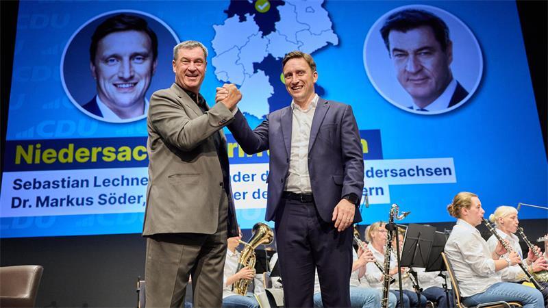 Auf der Stadeum-Bühne: Bayerns Ministerpräsident Markus Söder (links; CSU) und Niedersachsens CDU-Chef Sebastian Lechner. Das Blasorchester Himmelpforten spielte auf.