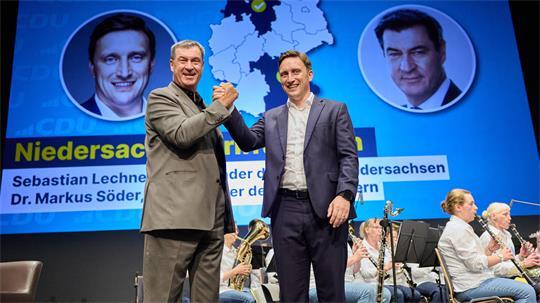 Auf der Stadeum-Bühne: Bayerns Ministerpräsident Markus Söder (links; CSU) und Niedersachsens CDU-Chef Sebastian Lechner. Das Blasorchester Himmelpforten spielte auf.