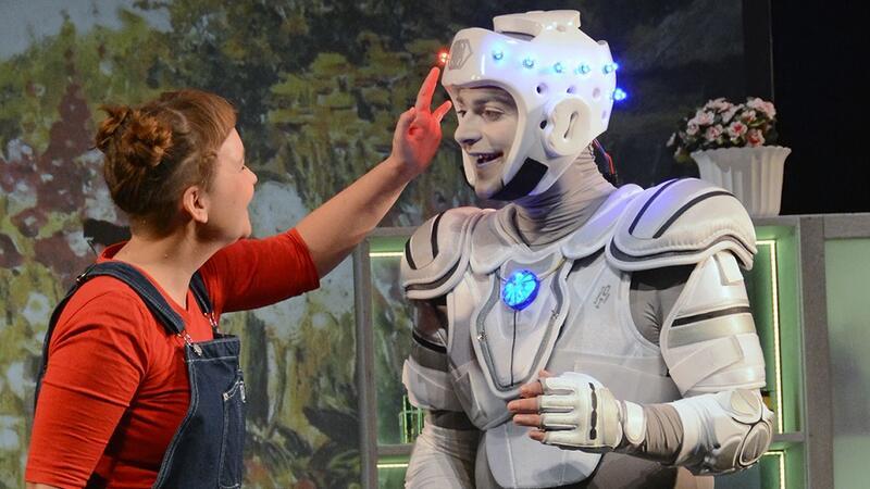 Auf der Stadeum-Bühne geht Roboter Robbi geht mit Tobbi im Fliwatüüt auf eine abenteuerliche Reise.