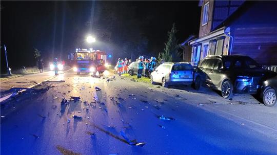 Auf der Straße bot sich den Einsatzkräften ein Trümmerfeld.