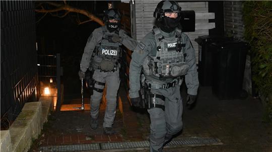 Auf der Suche nach den Tätern vom Stader Bahnhof: In diesem Haus stellten die Polizisten bei einer Razzia im März 2025 unter anderem Waffen im Kinderzimmer sicher.