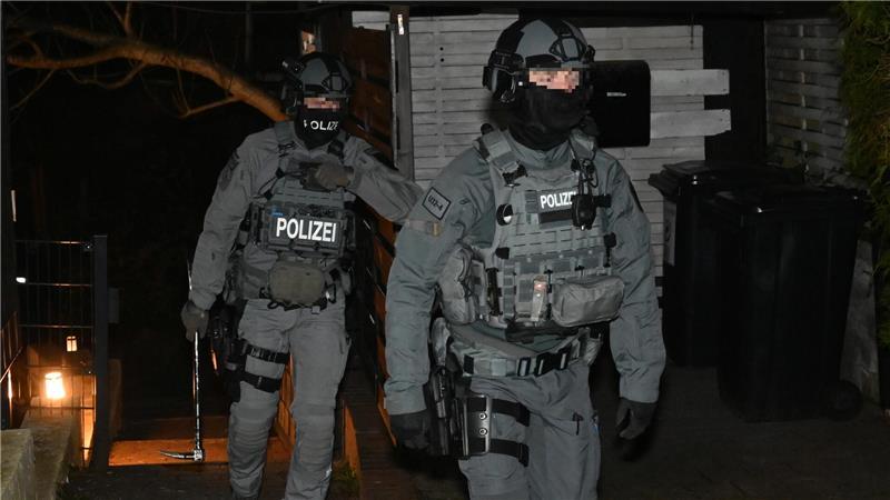 Auf der Suche nach den Tätern vom Stader Bahnhof: In diesem Haus stellten die Polizisten bei einer Razzia im März 2025 unter anderem Waffen im Kinderzimmer sicher.