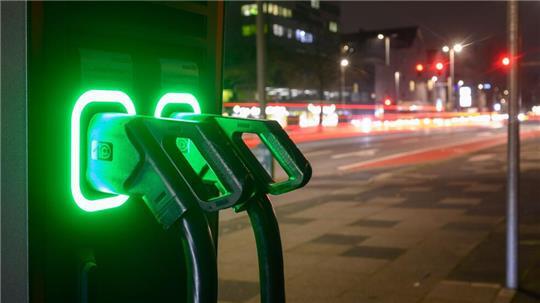 Auf der Suche nach einer Ladesäule sind E-Autofahrer in Emden im Vorteil.