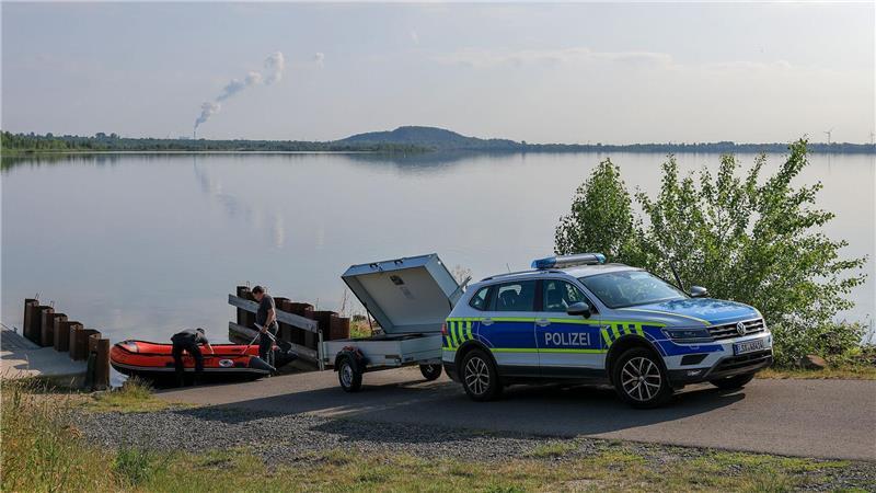 Auf der Suche nach einer möglichen Großkatze bereitet die Polizisten am Geiseltalsee in Sachsen-Anhalt einen Einsatz vor, nachdem am Vorabend eine Warnmeldung über die Notfall-App NINA verbreitet worden war.