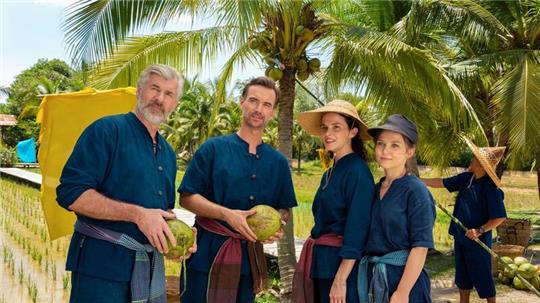 Auf der Suche nach einer neuen Challenge treffen Max Parger (Florian Silbereisen, 2.v.l.) und Martin Grimm (Daniel Morgenroth, l.) auf Annika Ehler (Maxine Kazis, 2.v.r.) und Melly Sturm (Marija Mauer, r.) in einer Szene aus „Das Traumschiff - Phuket“.