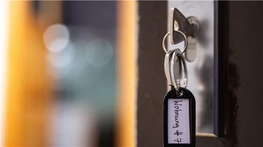 Auf der Suche nach einer neuen Wohnung bewarb sich eine Frau im Internet auf ein Inserat. (Symbolbild)