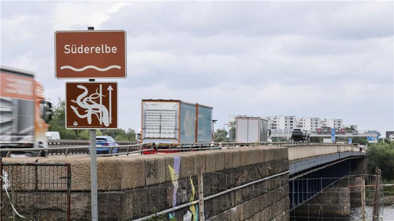 Auf der Süderelbbrücke in Hamburg werden Fahrstreifen gesperrt.
