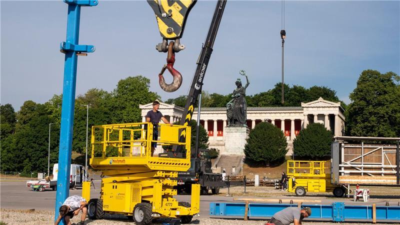 Wiesn-Fieber mit Wackelkontakt - „Vorfreude steigt“ Auf der Theresienwiese unterhalb der Bavaria läuft der Aufbau der Zelte. (Archivfoto)