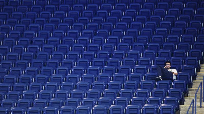 „Verrückt“? Debatte um Tennis-Nachtspiele in New York Auf der Tribüne kann es am frühen Morgen schon einmal einsam werden.