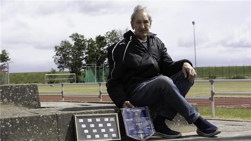Auf der Tribüne, wo vor 40 Jahren Kehdinger Fußballgeschichte geschrieben wurde: Hans-Jürgen Kühlcke bekam von Rummenigge einen unterschriebenen Wimpel und eine seltene Logo-Tafel der Serie A.