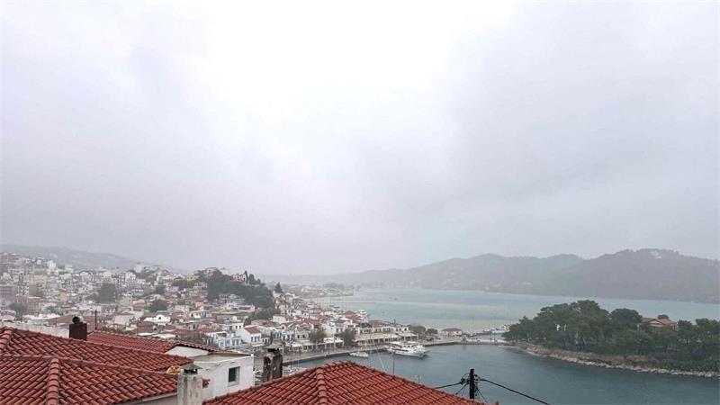 Auf der Urlaubsinsel Skiathos fiel wegen des Unwetters der Strom aus. (Archivbild)