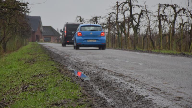 Auf der Wellenstraße haben kaum zwei Pkw nebeneinander Platz. Begegnungsverkehr muss stets auf die Seitenräume ausweichen.