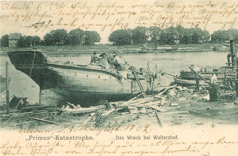 Auf der Werft in Waltershof: Blick auf das Wrack der „Primus“, der späteren „Buxtehude“.