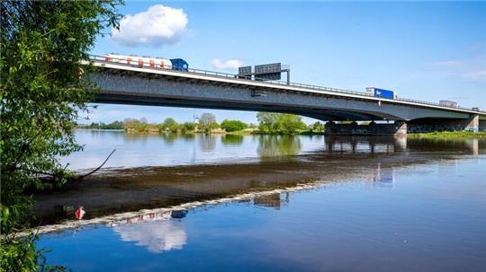 Auf der Weserbrücke der A1 bei Bremen verliert ein Sattelzug seinen Auflieger. (Archivbild)